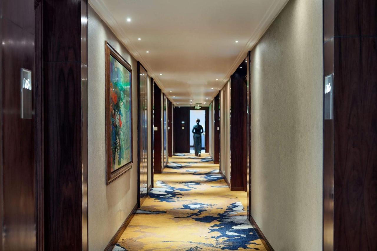 Peridot Grand Luxury Boutique Hotel Ханой Экстерьер фото A corridor at the hotel
