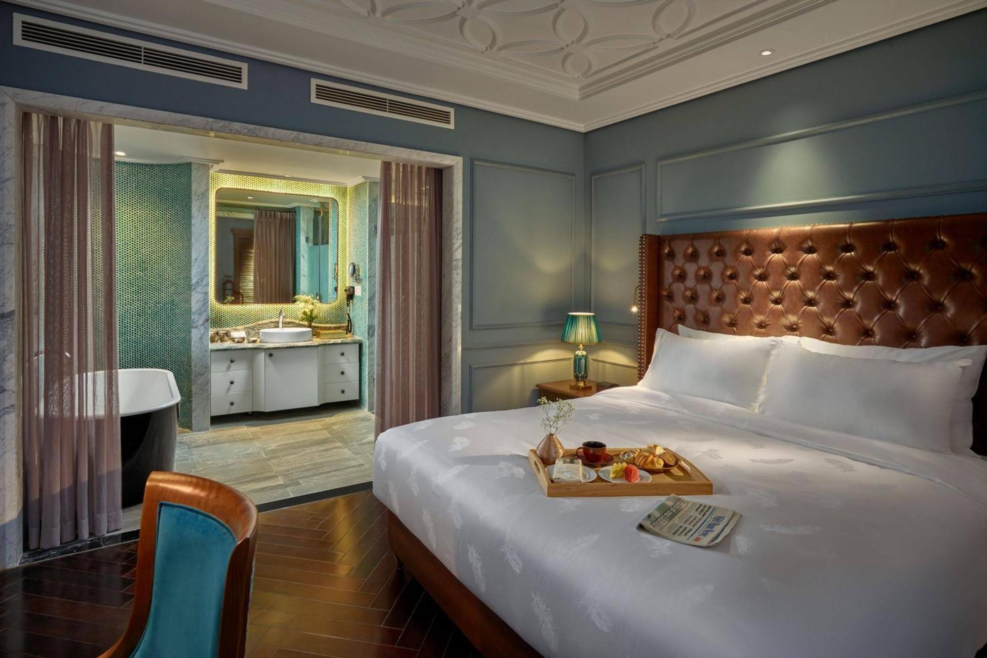 Peridot Grand Luxury Boutique Hotel Ханой Экстерьер фото A suite at the hotel